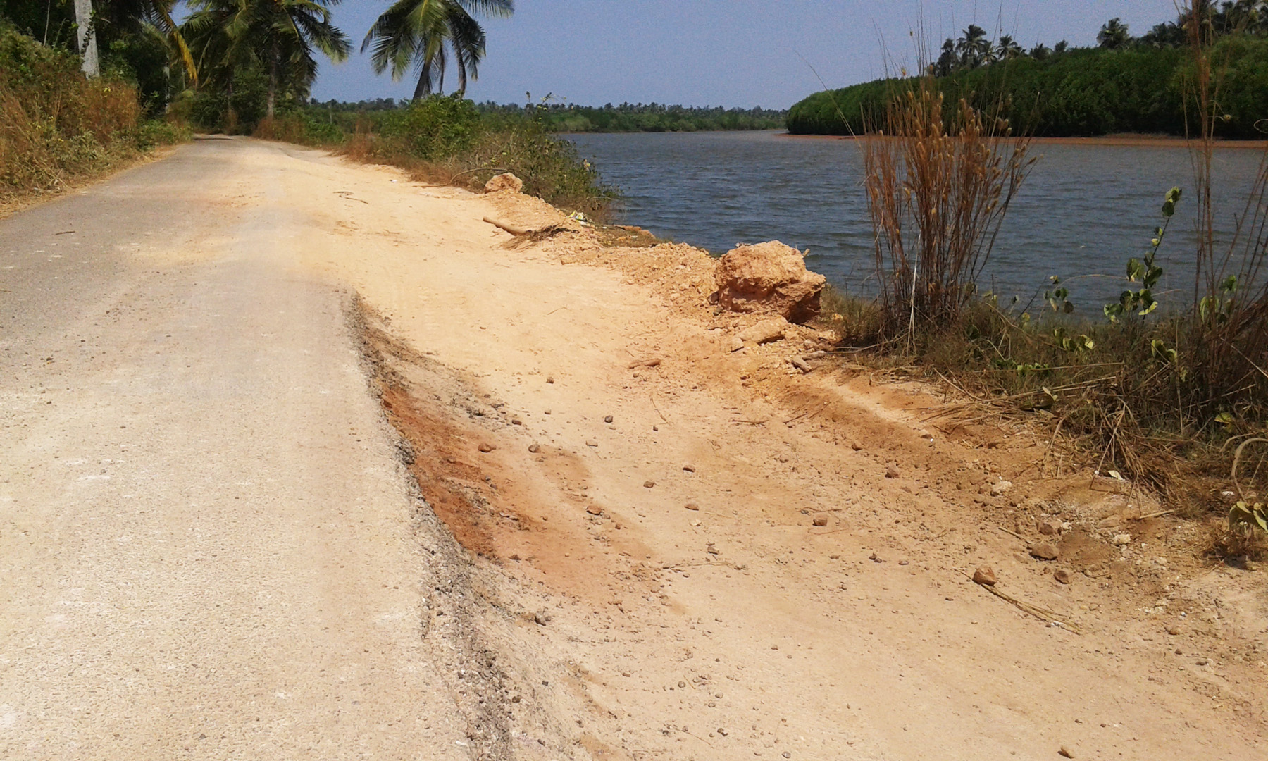 ಮಣ್ಣು ಸಾಗಾಟ: ಪಾವಂಜೆ ನದಿ ತೀರದ ರಸ್ತೆಗೆ ಹಾನಿ: ಗ್ರಾಮಸ್ಥರ ಆರೋಪ